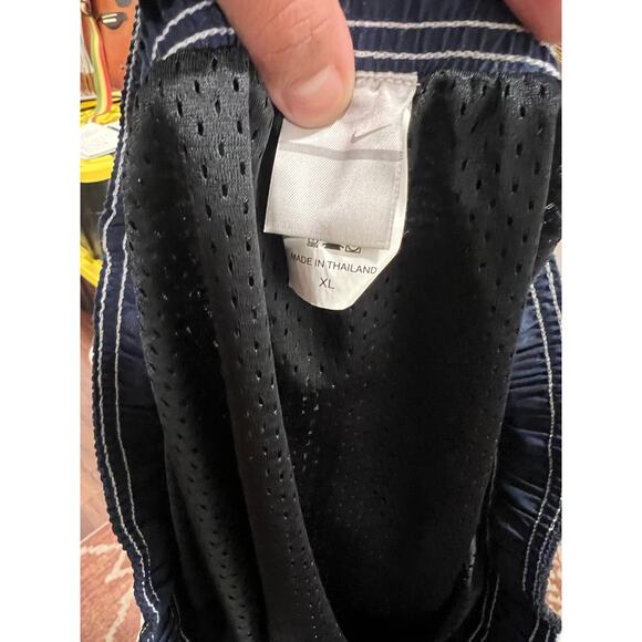 Men’s Nike Swim Trunks XL Navy Black Vacation Pool Beach Resort wear - Picture 4 of 5
